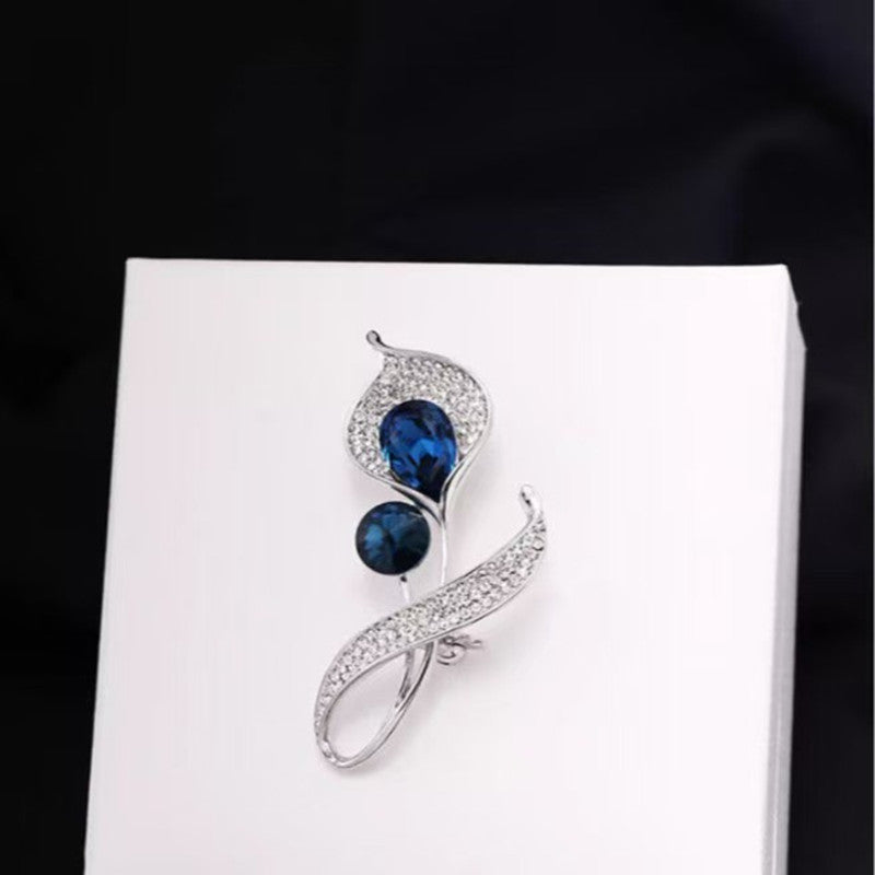 Elegant floral design brooch for women
