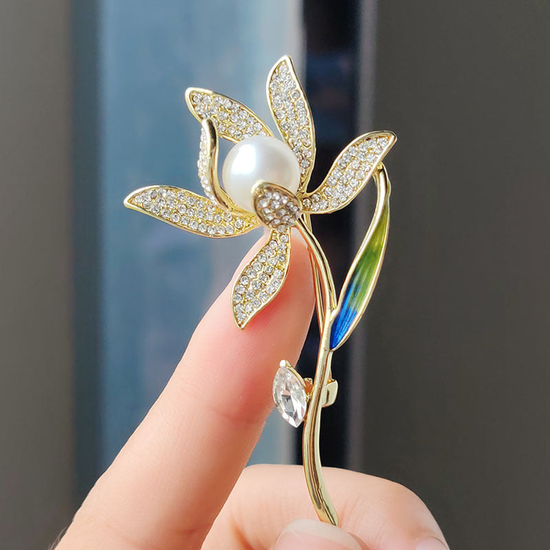 Elegant floral brooch with zirconia accents - image 1