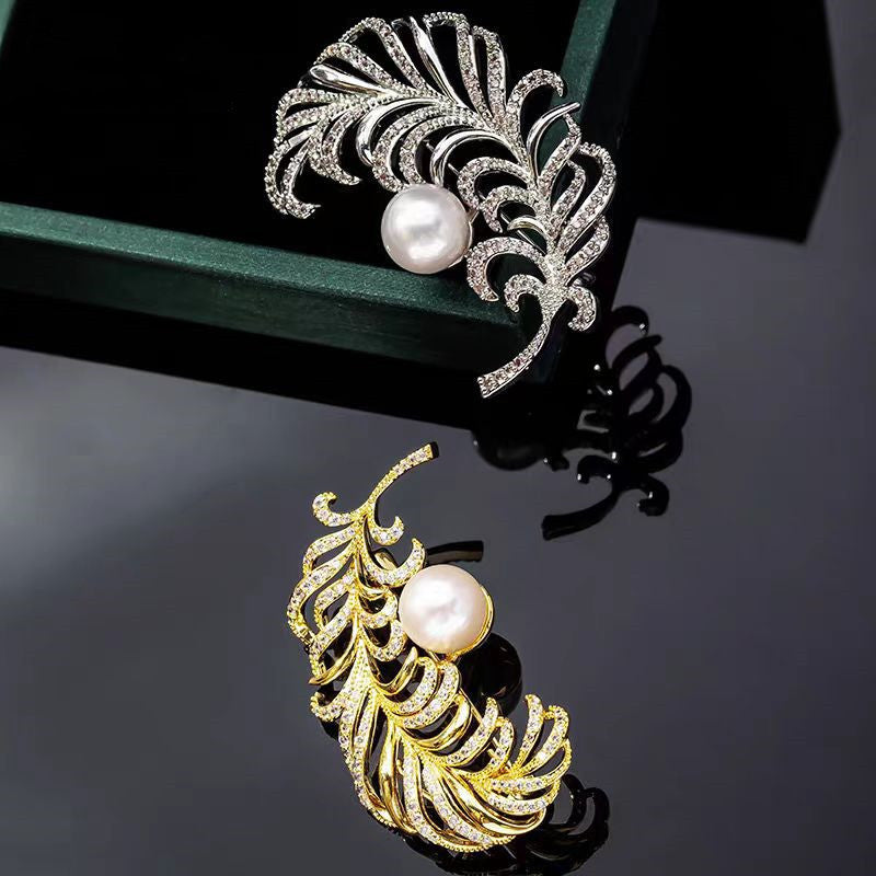 Elegant Feather Brooch Pin in Gold