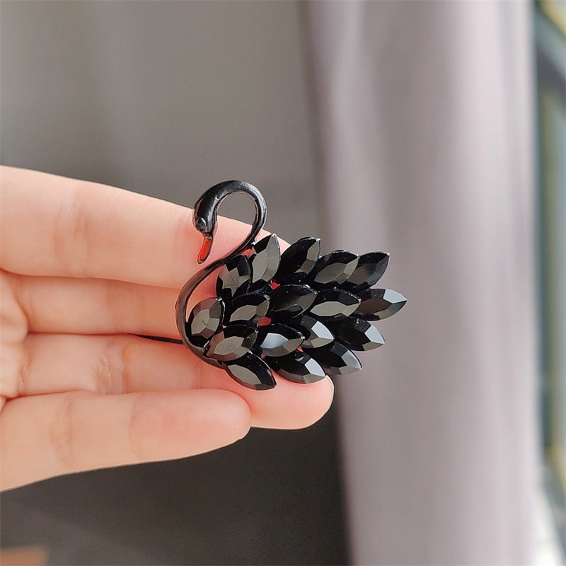 Animal Motif Brooch for Women Image 3