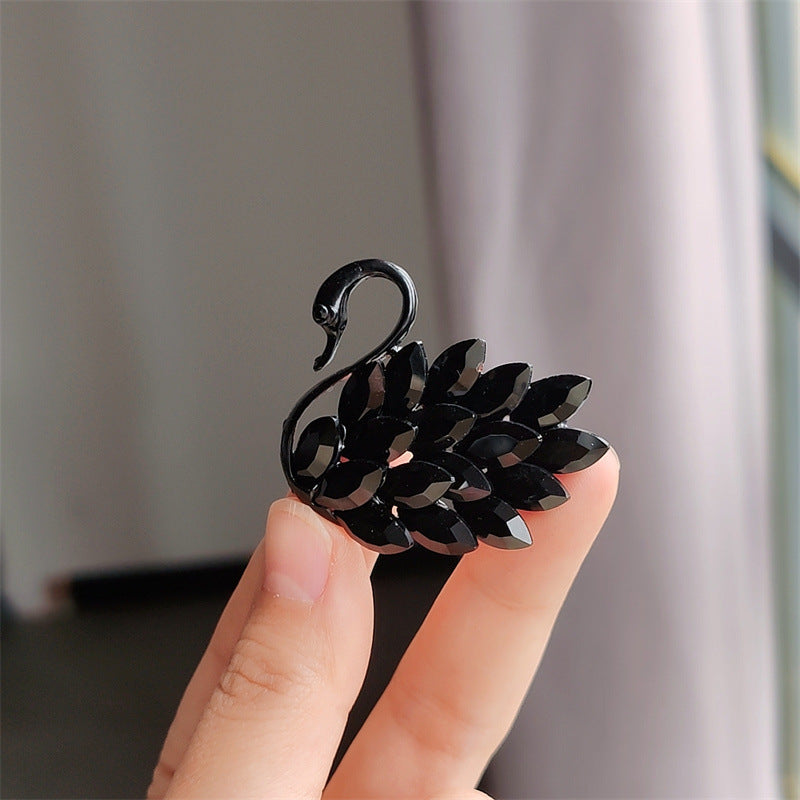 Fashionable Crystal Brooch Image 2