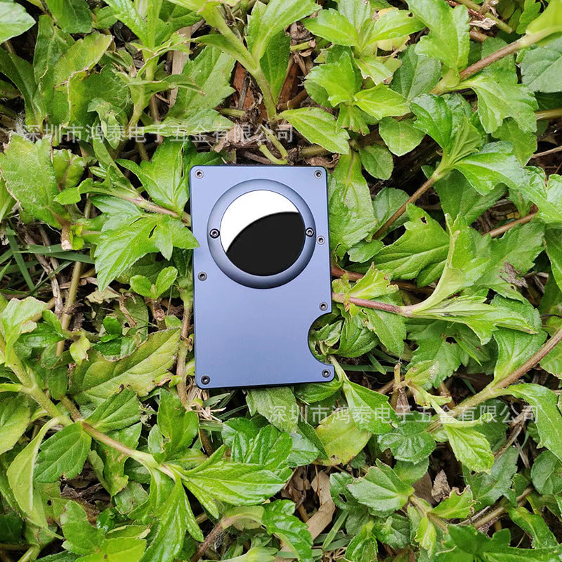 Durable materials of the wallet showcased - Image 6