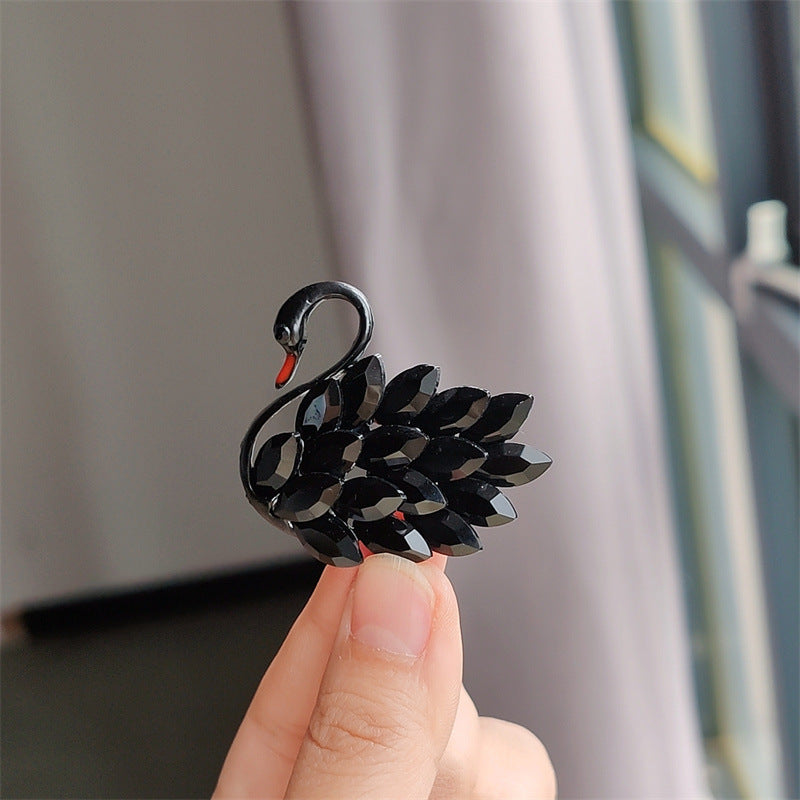 Fashionable Crystal Brooch Image 2