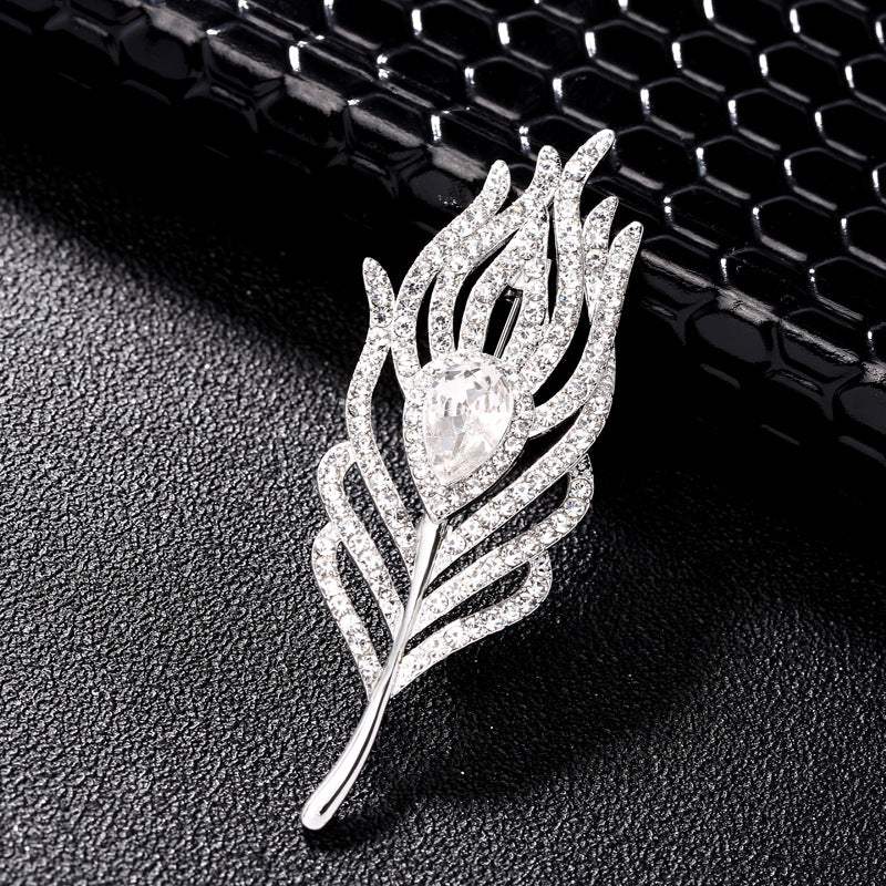 Fashionable brooch featuring shiny rhinestones
