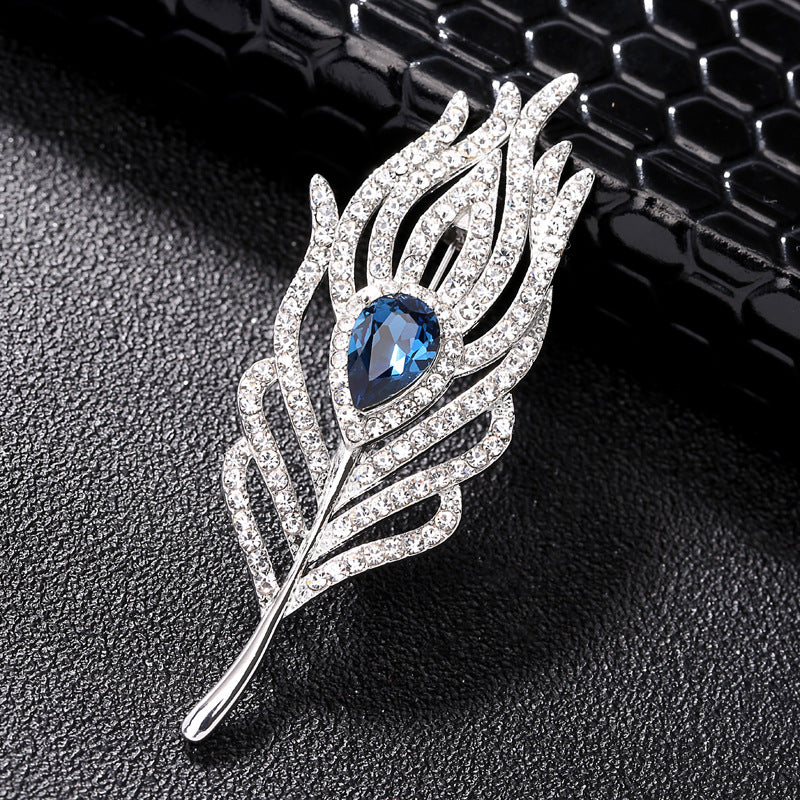 Fashionable brooch featuring shiny rhinestones