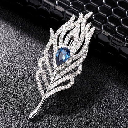 Fashionable brooch featuring shiny rhinestones