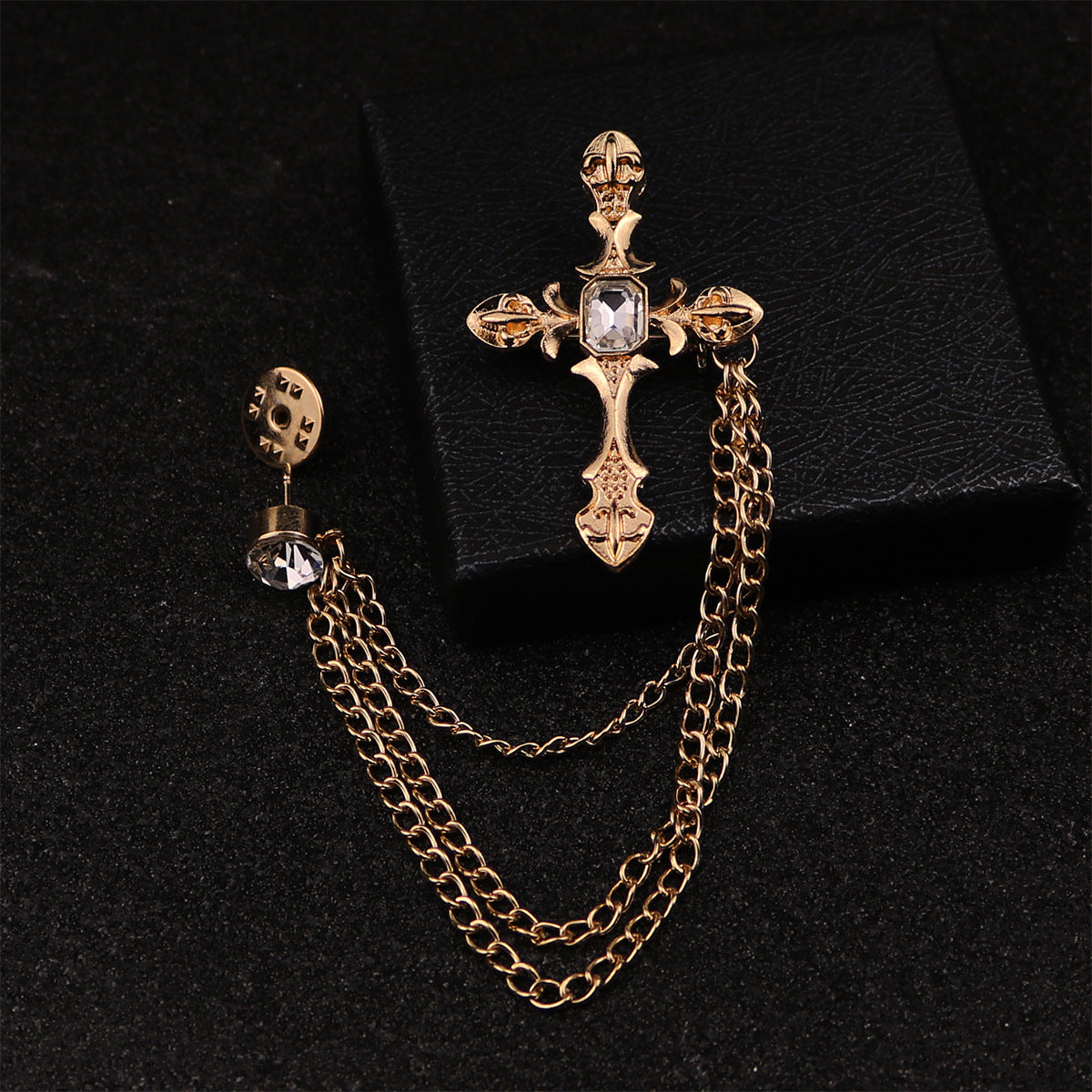 Elegant suit pin brooch in gold