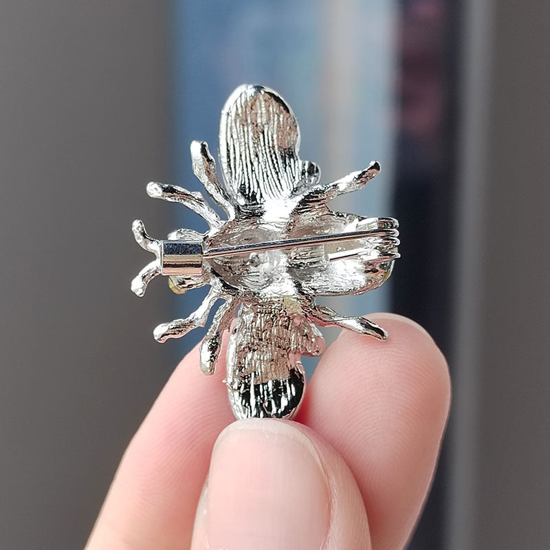 Bee Brooch Alloy Design Close-Up Image 2