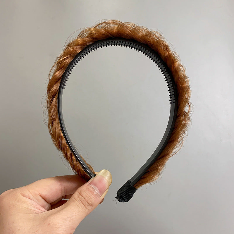 Fashionable hair accessory in dark brown color