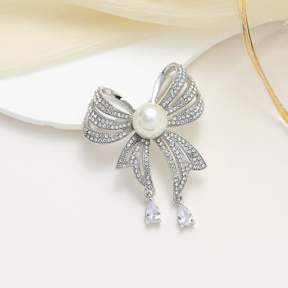 Versatile fashion accessory - stylish brooch