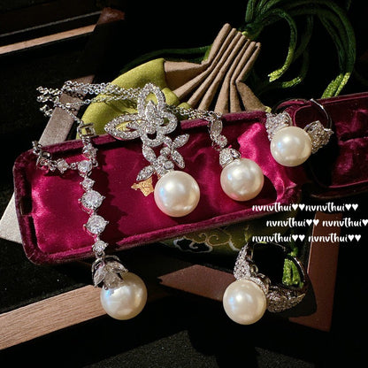 vintage style pearl necklace