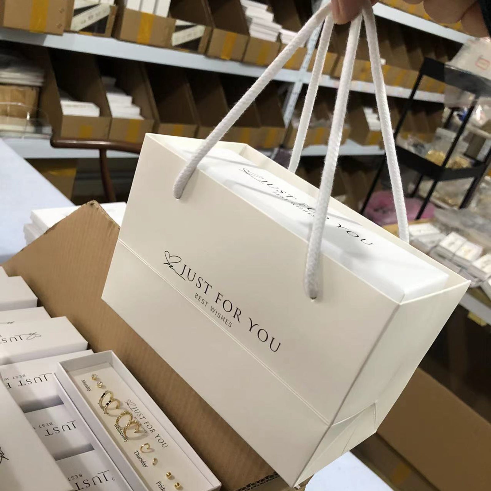 Elegant gift bag design 1