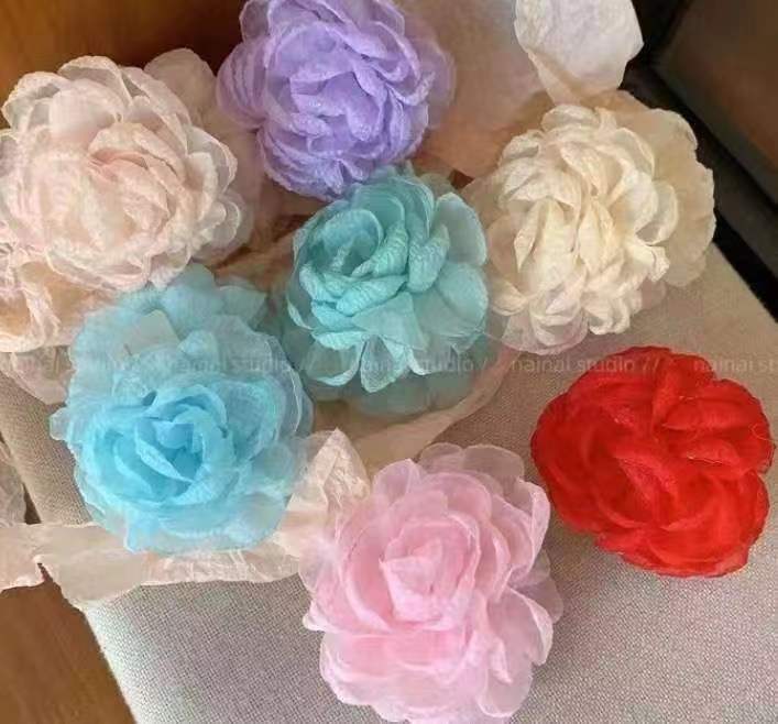 Elegant hair clip with rose design