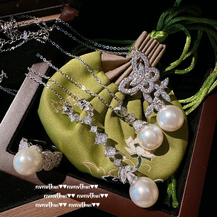 elegant butterfly gemstone pearl necklace