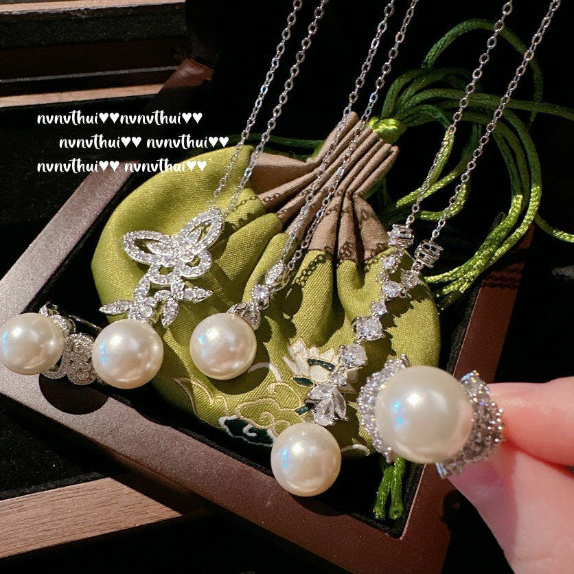 vintage style pearl necklace