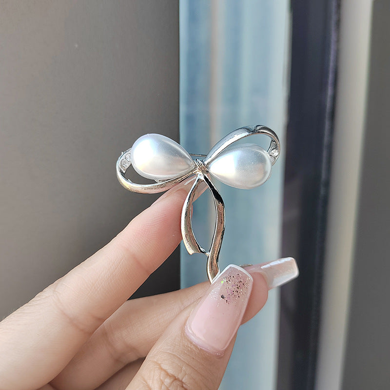 Golden Bow Brooch with Pearls Image 5