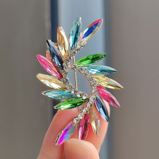 Fashionable alloy brooch with crystal flowers