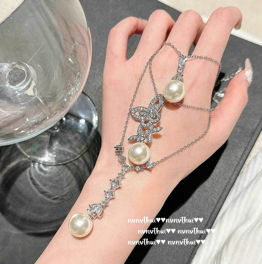 vintage style pearl necklace