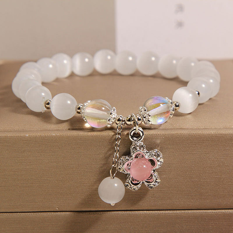 Elegant women's bracelet with four-leaf clover design