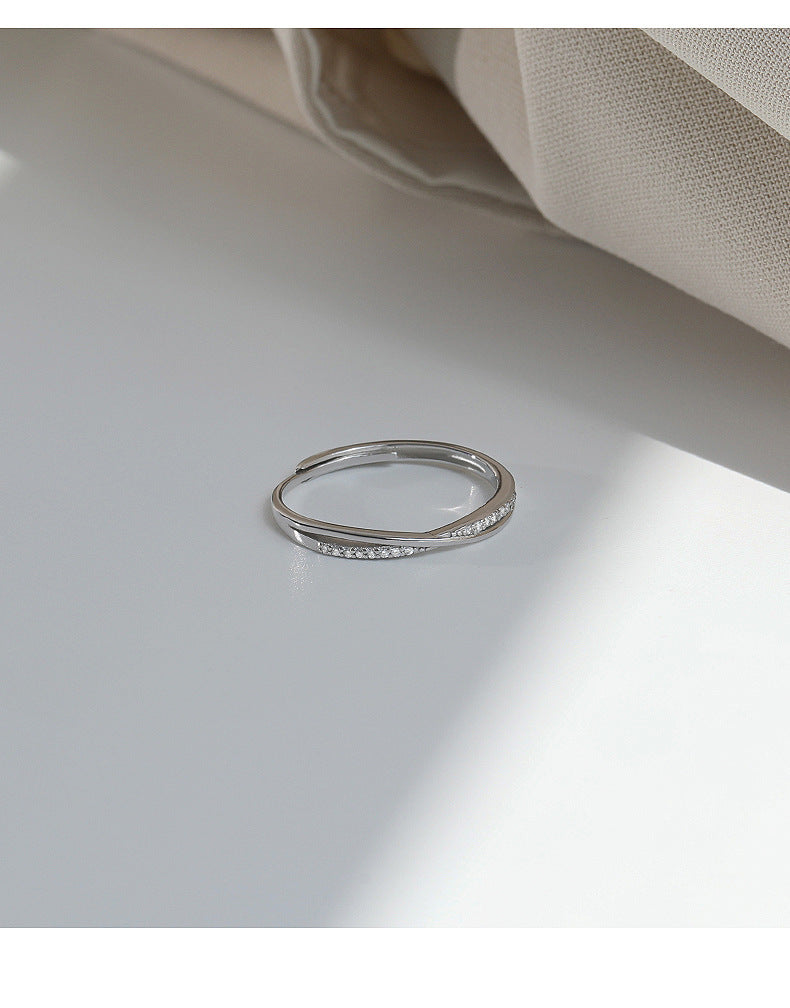 Detailed view of cross line ring - Image 4
