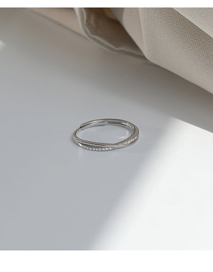 Detailed view of cross line ring - Image 4