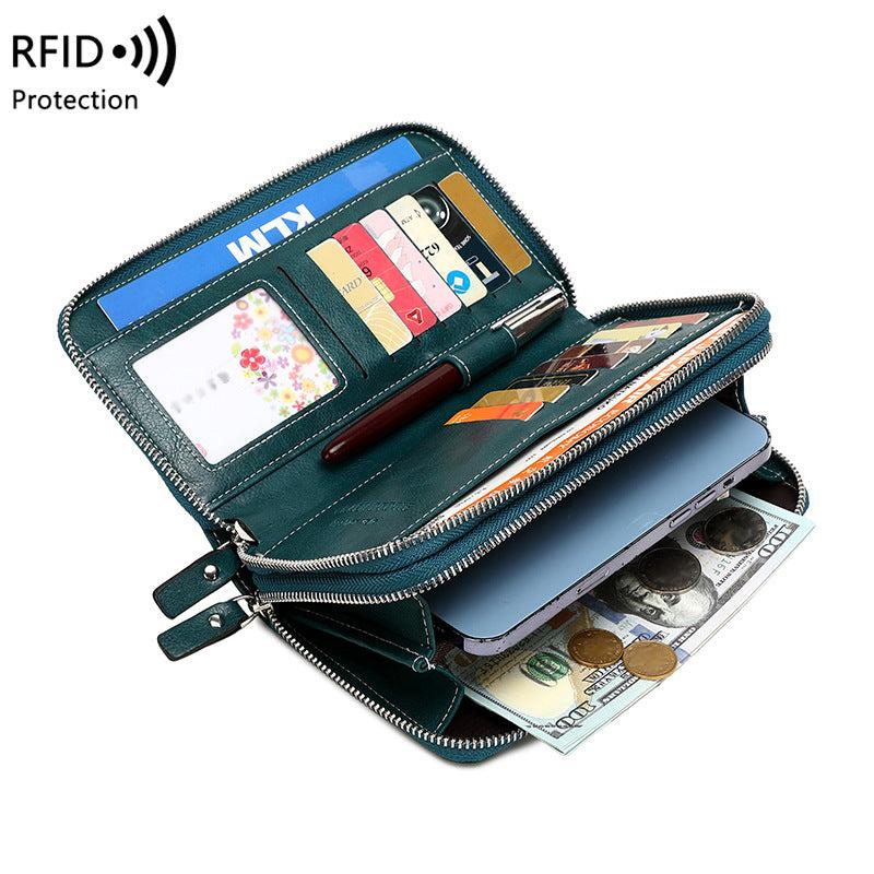 Elegant wallet in use