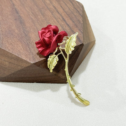 Red rose brooch close-up detail image 2